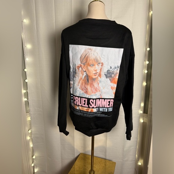 Taylor Swift Black Graphic Sweatshirt - Picture 1 of 8